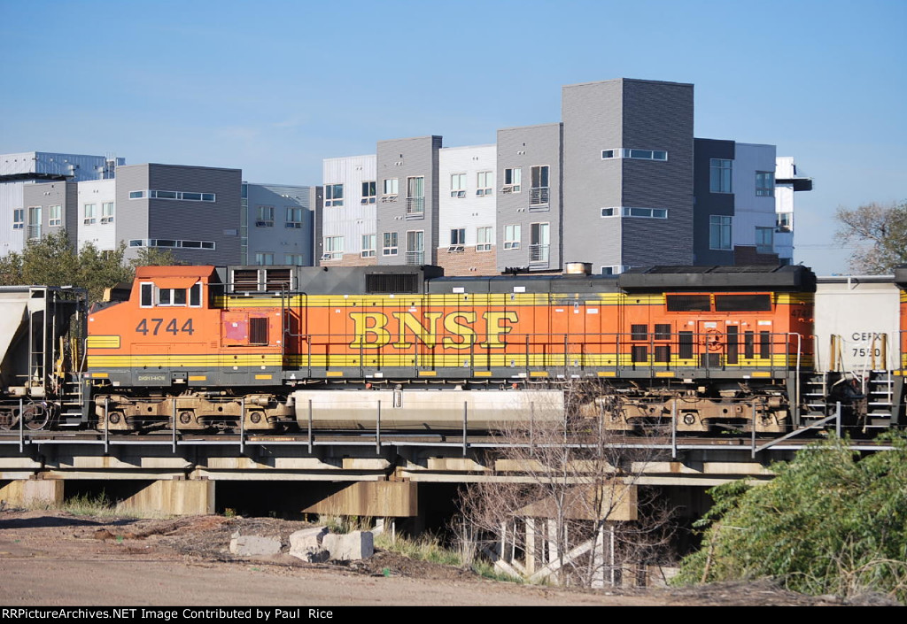 BNSF 4744